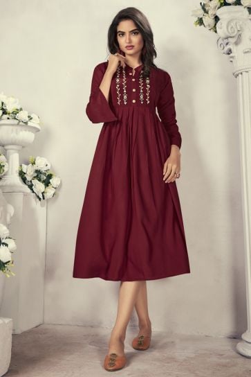 Buy online Maroon Cotton Straight Kurta from Kurta Kurtis for Women by  Svarchi- Flashing Beautifuly for ₹559 at 65% off | 2024 Limeroad.com